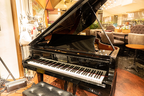 グランドピアノ